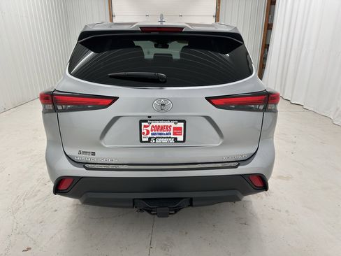 Used 2022 Toyota Highlander XLE image 8