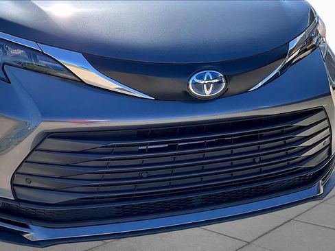 Used 2025 Toyota Sienna XLE FWD image 30