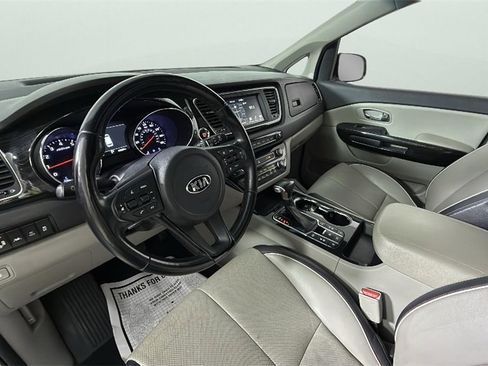 Used 2019 Kia Sedona SX image 18