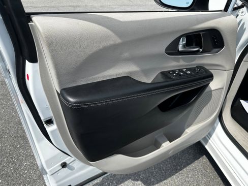 Used 2023 Chrysler Pacifica Touring-L FWD image 26