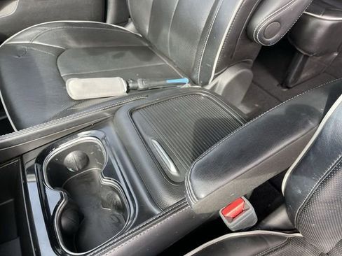 Used 2022 Chrysler Pacifica Limited w/ Uconnect Theater Family Group image 21