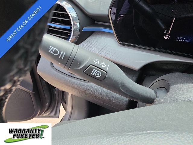 Used 2025 Chevrolet Trax LT w/ LT Convenience Package FWD image 22