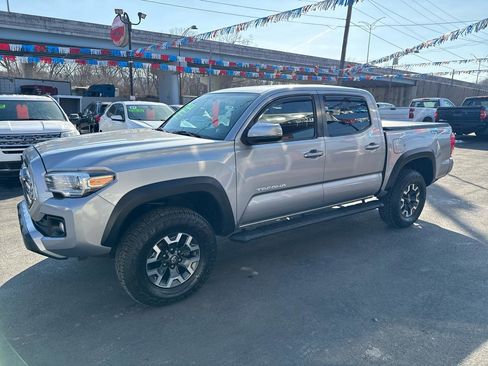 Used 2017 Toyota Tacoma TRD Off-Road w/ Premium & Technology Package image 8
