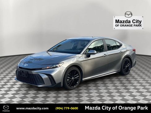 Used 2025 Toyota Camry SE image 1