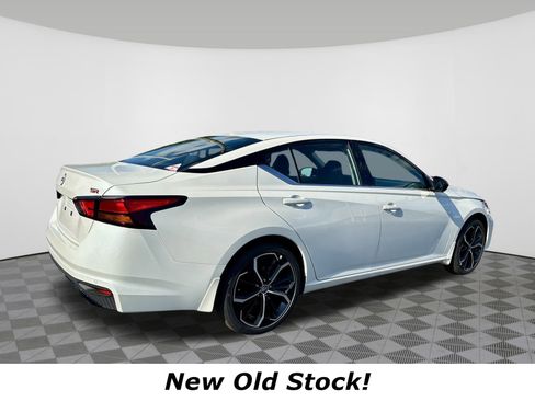 Used 2025 Nissan Altima 2.5 SR w/ SR Premium Package image 3
