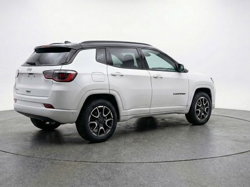 Used 2025 Jeep Compass Trailhawk image 9