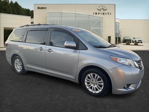 Used 2016 Toyota Sienna XLE image 1