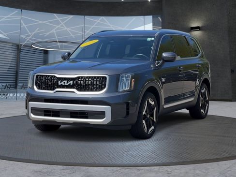Used 2024 Kia Telluride EX w/ EX Captain's Chair Package FWD image 2