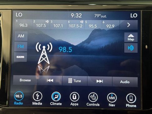 Used 2018 Chrysler Pacifica Touring-L w/ Premium Audio Group FWD image 31