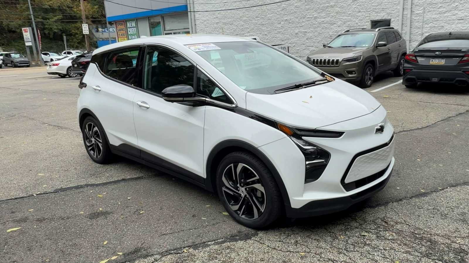 Used 2023 Chevrolet Bolt LT w/ Infotainment Package FWD image 3