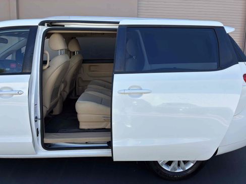 Used 2015 Kia Sedona LX w/ LX Convenience Package FWD image 51
