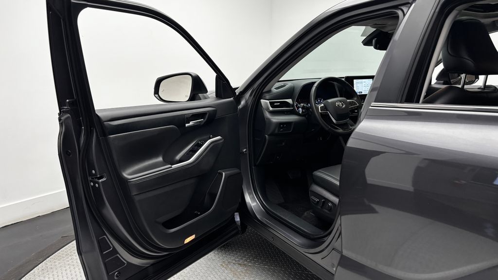 Used 2024 Toyota Highlander XLE AWD/4WD image 17