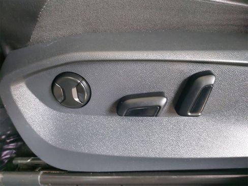 Used 2022 Volkswagen Tiguan SE image 37