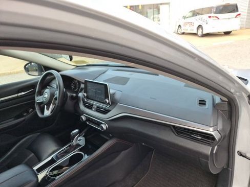 Used 2024 Nissan Altima 2.5 SR FWD image 10