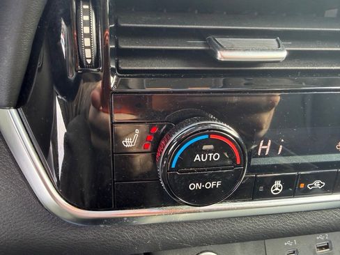 Used 2021 Nissan Rogue SV w/ Premium Package image 27