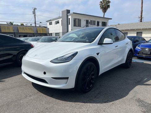 Used 2023 Tesla Model Y Long Range AWD/4WD image 1