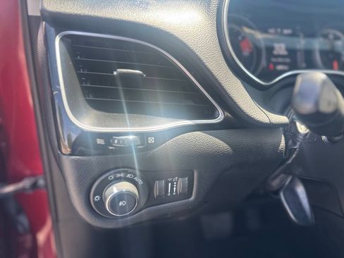 Used 2021 Jeep Cherokee Latitude Plus AWD/4WD image 15