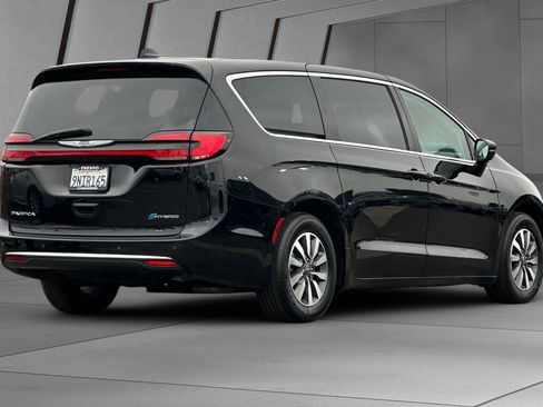 Used 2024 Chrysler Pacifica Select image 4