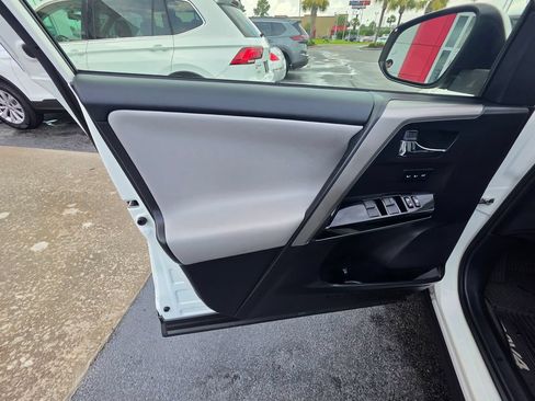 Used 2018 Toyota RAV4 Limited FWD image 12