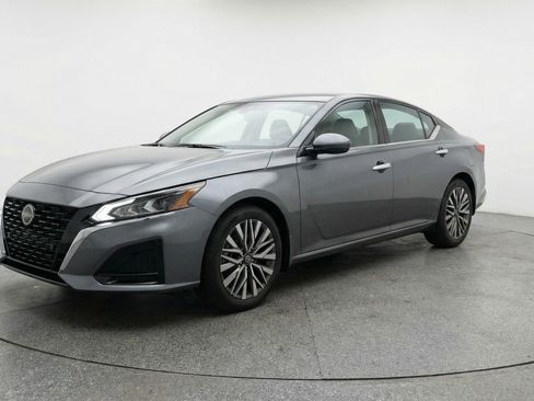 Used 2025 Nissan Altima 2.5 SV FWD image 3