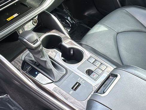 Used 2024 Toyota Highlander Limited image 21