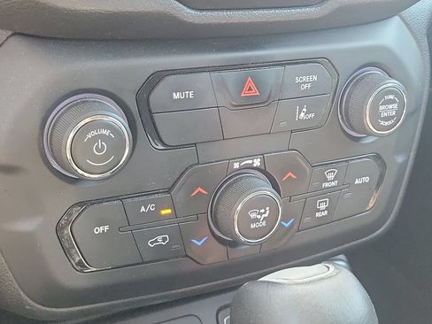 Used 2023 Jeep Renegade Latitude AWD/4WD image 29
