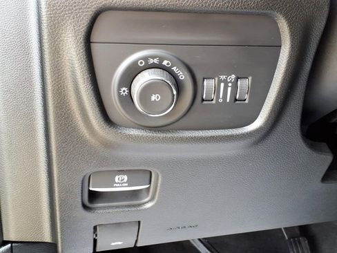 Used 2023 Jeep Grand Cherokee Limited w/ Black Appearance Package AWD/4WD image 15