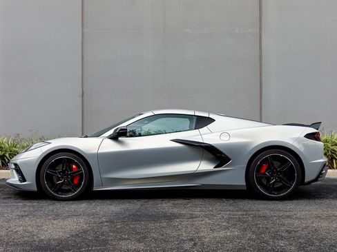 Used 2021 Chevrolet Corvette Stingray Preferred Cpe w/ Z51 Performance Package RWD image 2