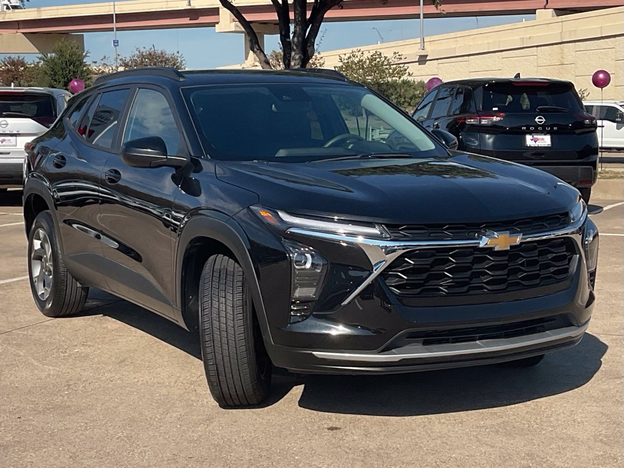 Used 2025 Chevrolet Trax LT FWD image 3