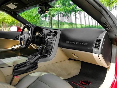 Used 2007 Chevrolet Corvette Convertible w/ Preferred Equipment Group RWD image 16