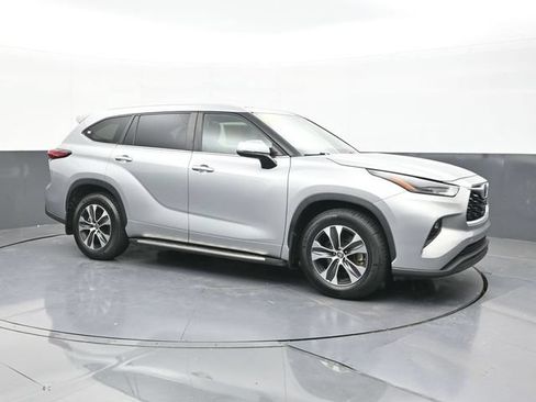 Used 2023 Toyota Highlander XLE FWD image 7