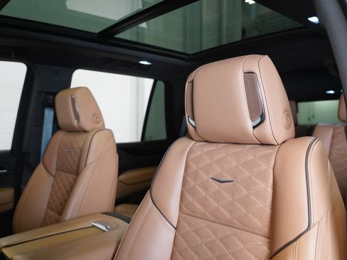 Used 2022 Cadillac Escalade Premium Luxury AWD/4WD image 12