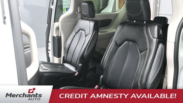 Used 2023 Chrysler Pacifica Touring-L AWD/4WD image 15