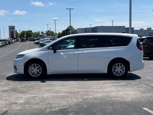 Used 2026 Chrysler Pacifica Select FWD image 8