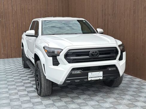 Used 2025 Toyota Tacoma SR5 AWD/4WD image 12