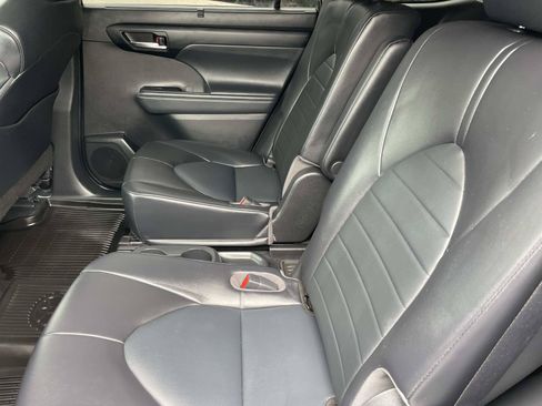 Used 2022 Toyota Highlander XLE FWD image 26