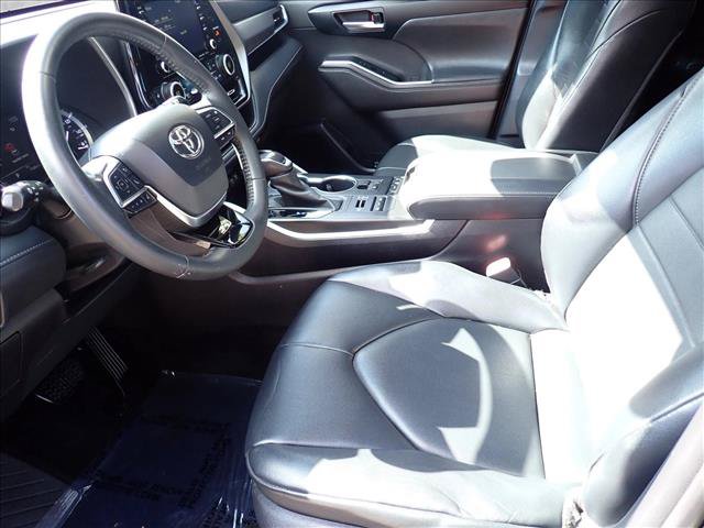 Used 2020 Toyota Highlander XLE AWD/4WD image 13