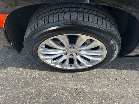 Used 2023 GMC Yukon Denali AWD/4WD image 3