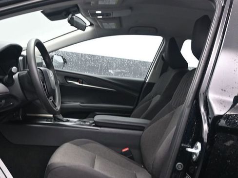 Used 2025 Toyota Camry SE image 6