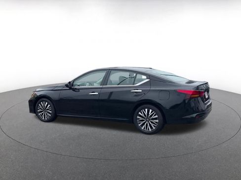 Used 2025 Nissan Altima 2.5 SV image 10