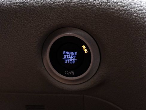 Used 2023 Chrysler Pacifica Limited w/ Uconnect Theater Family Group FWD image 34