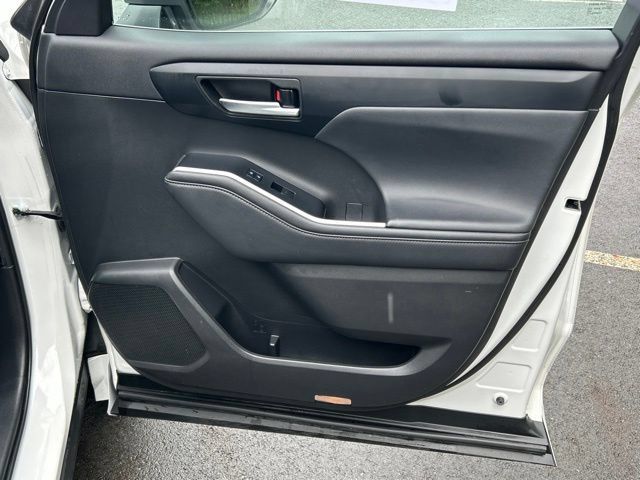 Used 2022 Toyota Highlander XLE AWD/4WD image 25