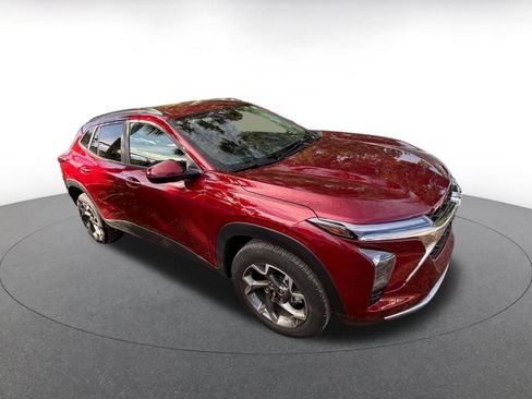 Used 2025 Chevrolet Trax LT w/ LT Convenience Package image 2