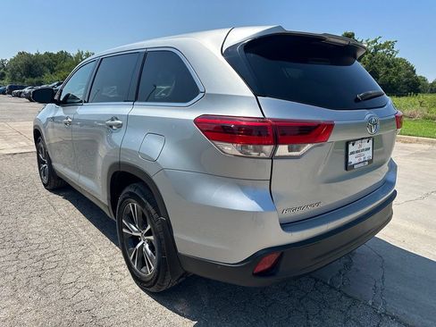 Used 2019 Toyota Highlander LE AWD/4WD image 7