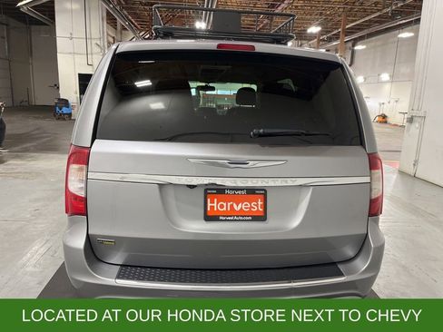 Used 2014 Chrysler Town & Country Touring image 6