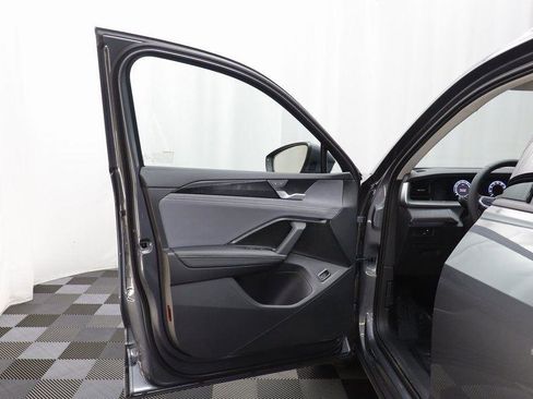 New 2025 Volkswagen Tiguan SE image 5