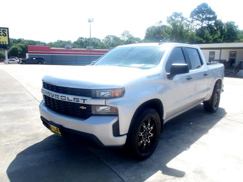 Used 2020 Chevrolet Silverado 1500 Custom w/ Custom Value Package image 2