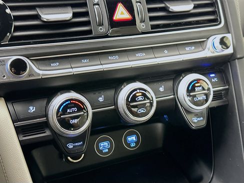 Used 2022 Genesis G70 2.0T image 24