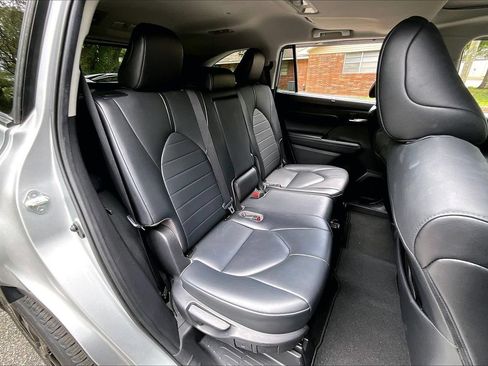 Used 2021 Toyota Highlander XLE AWD/4WD image 22