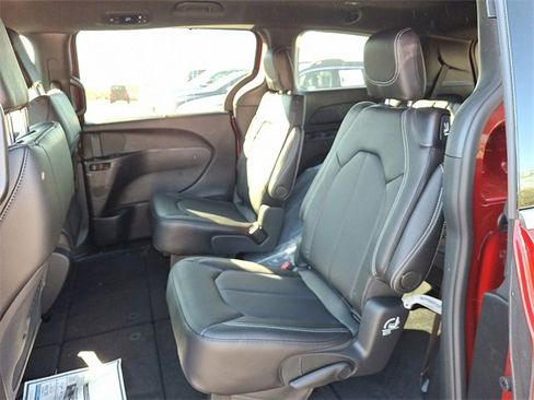 New 2026 Chrysler Pacifica Select image 13